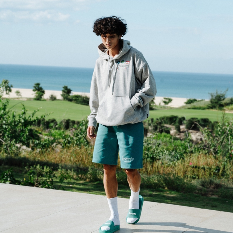 Mặc hoodie cùng quần short