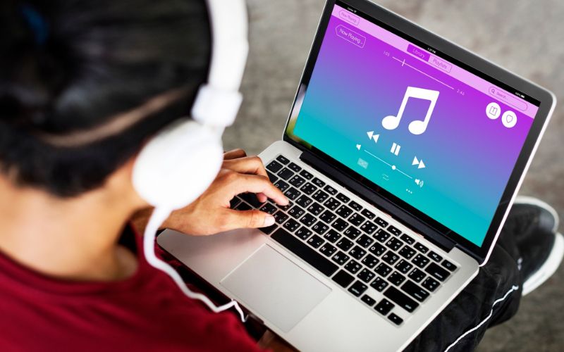 kho âm nhạc YouTube Music và Spotify